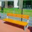 Ryga Bench w/ Backrest kültéri pad narancssárga fa ülőfelülettel és háttámlával, fém vázzal.