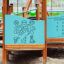 Epsilon inclusive playground fa és kék műanyag elemekkel, interaktív játékokkal gyerekeknek.