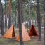 Tipi Nature wooden house háromszög alakú fa játékház erdőben gyermekek számára.