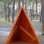 Tipi Nature wooden house háromszög alakú fa játszósátor erdei környezetben.