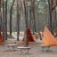 Tipi Nature wooden house fa játszótéri ház háromszög alakú tetőkkel és rugós ülőkékkel erdei környez