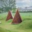 Tipi Nature wooden house fa gyerekház zöld füves játszótéren.