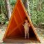 Tipi Nature wooden house fa játszótéri kunyhó kisgyerekkel erdei környezetben