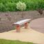 Robinia bench fa pad játszótérre, természetes faanyagból készítve.