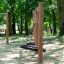 Double Swing Robinia (BNS 120) két kör alakú hinta természetes fa tartókkal játszótéren.