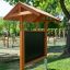 Outdoor Classroom fa padokkal, napernyőkkel, tábla és virágcserép eszközökkel a játszótéren.
