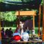 Outdoor Classroom fa padokkal, napernyőkkel és táblával szabadtéri oktatáshoz