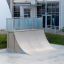 Quarter- Pipe high játszótéri gördeszkapálya elem korláttal a tetején.
