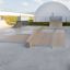 Quarter- Pipe high gördeszkapark eleme, fa és fém felületekkel, modern dizájnnal.