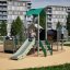 Fortress with a slide gyerek játszótéri csúszdával modern lakópark közelében.