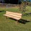 Bench, Steel Contruction kültéri acélvázas pad fa ülőlappal zöld pázsiton játszótéren.