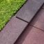 Rubber Tiles 55 biztonsági gumilapok játszótérhez, műfű mellett elrendezve.
